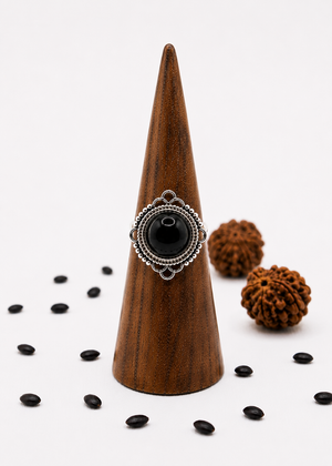 Anello Barbablù in argento decorato con grande pietra rotonda di onice nero