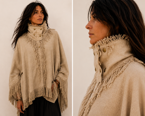 Collage di donna con poncho beige in tessuto grezzo, collo alto con bottoni e bordi sfrangiati