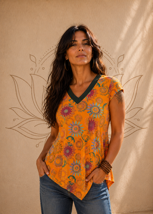 Donna con maglia arancione a stampa floreale, scollo a V nero e orlo asimmetrico