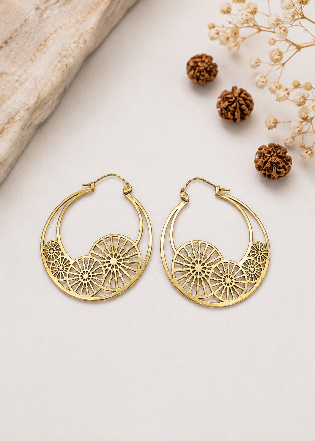 Orecchini a cerchio in ottone con decorazioni traforate ispirate a ingranaggi steampunk