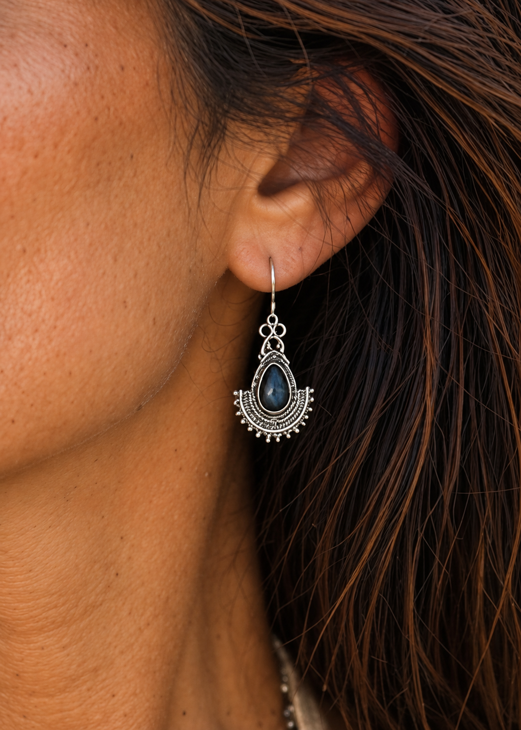 Orecchini Amazone in argento con labradorite, indossati