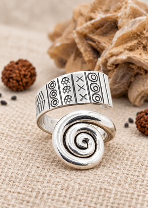 Anello Spiral Tribe in argento con spirale e incisioni tribali su juta chiara