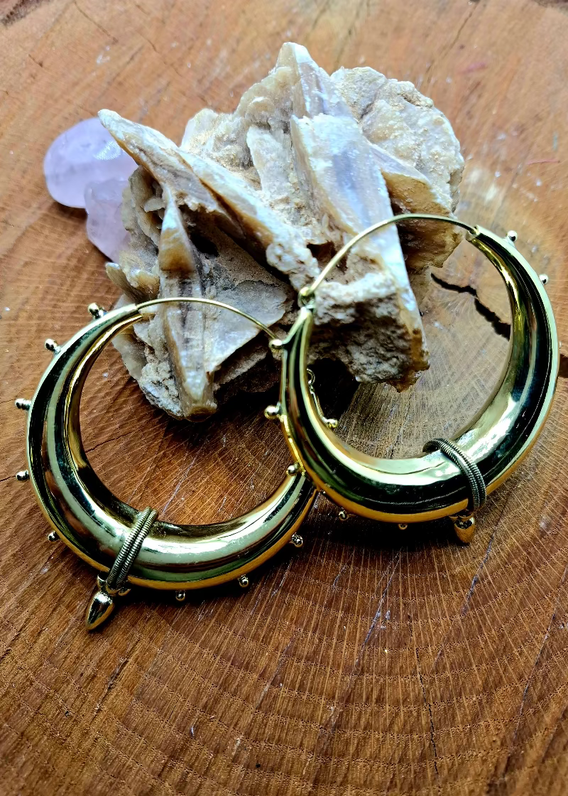 Orecchini “Moon Warrior” – Cerchi bombati con punta tribale - Gipsy Fashion Wear