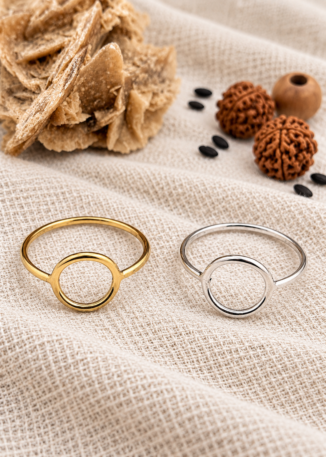 Anelli Circle of Light nelle finiture ottone e bagno d’argento su juta chiara