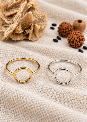 Anelli Circle of Light nelle finiture ottone e bagno d’argento su juta chiara