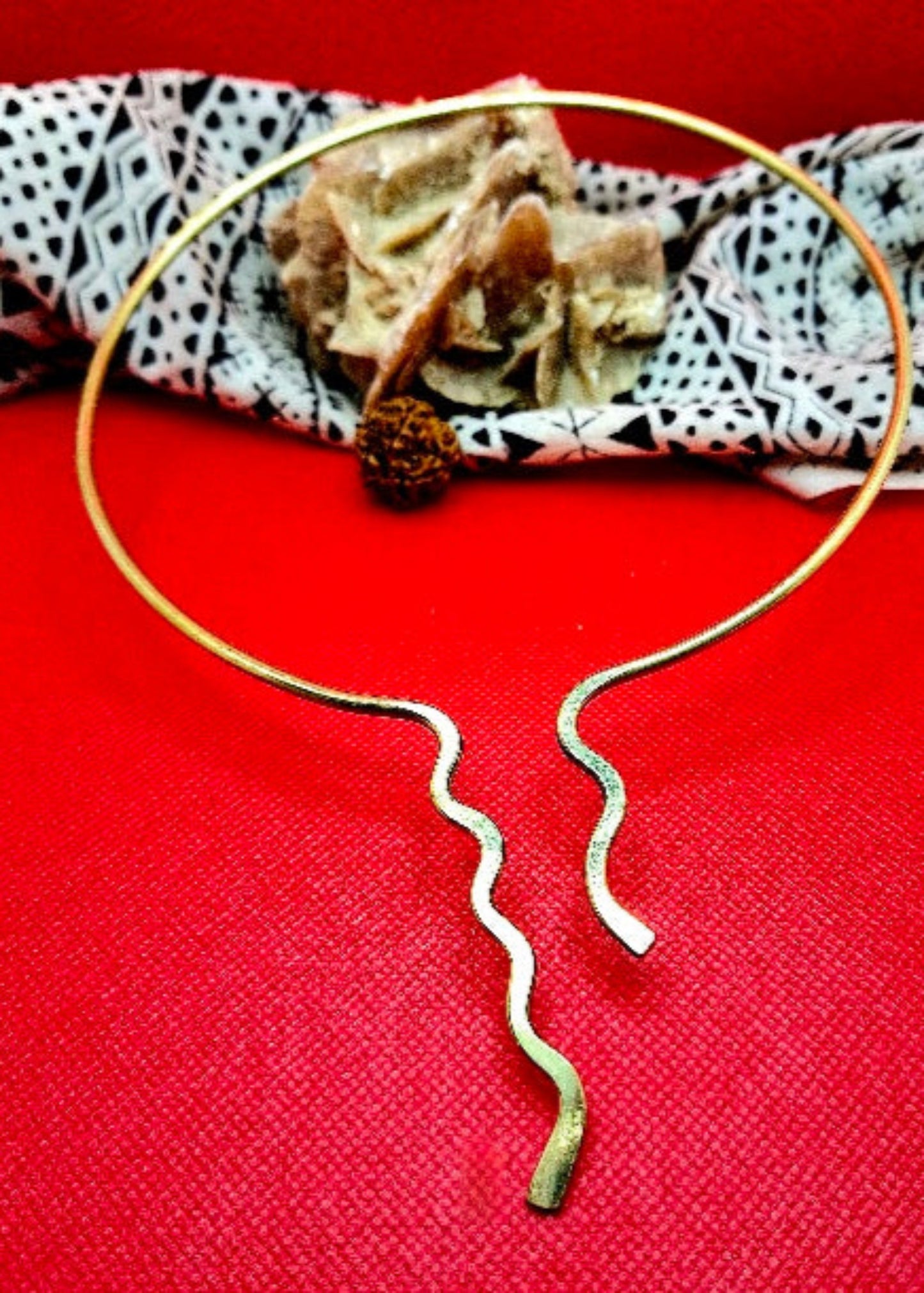 Collare “Snake Flow” – Minimalismo elegante