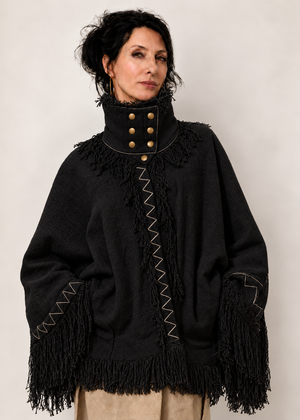 Fringe Poncho Nero in 100% cotone indossato, con collo strutturato, sette bottoni e frange.
