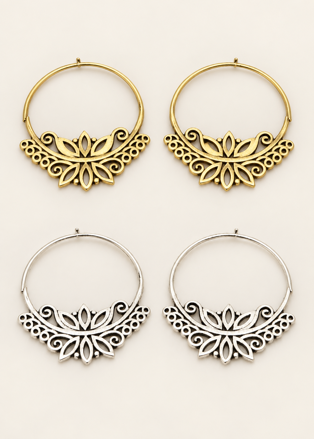 Orecchini Lotus con fiore di loto nelle finiture ottone e bagno d’argento