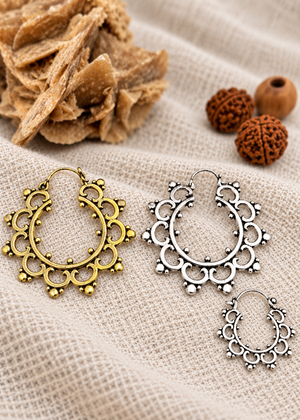 Orecchini Mandala Spirit in ottone e bagno d’argento, grandi e piccoli, su juta chiara con rosa del deserto e rudraksha