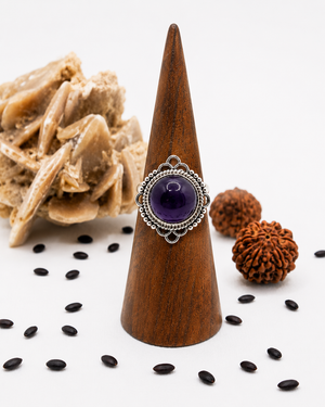 nello Barbablù in argento decorato con grande ametista viola rotonda