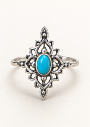 Anello Nila in argento con turchese ovale e montatura floreale traforata, vista frontale