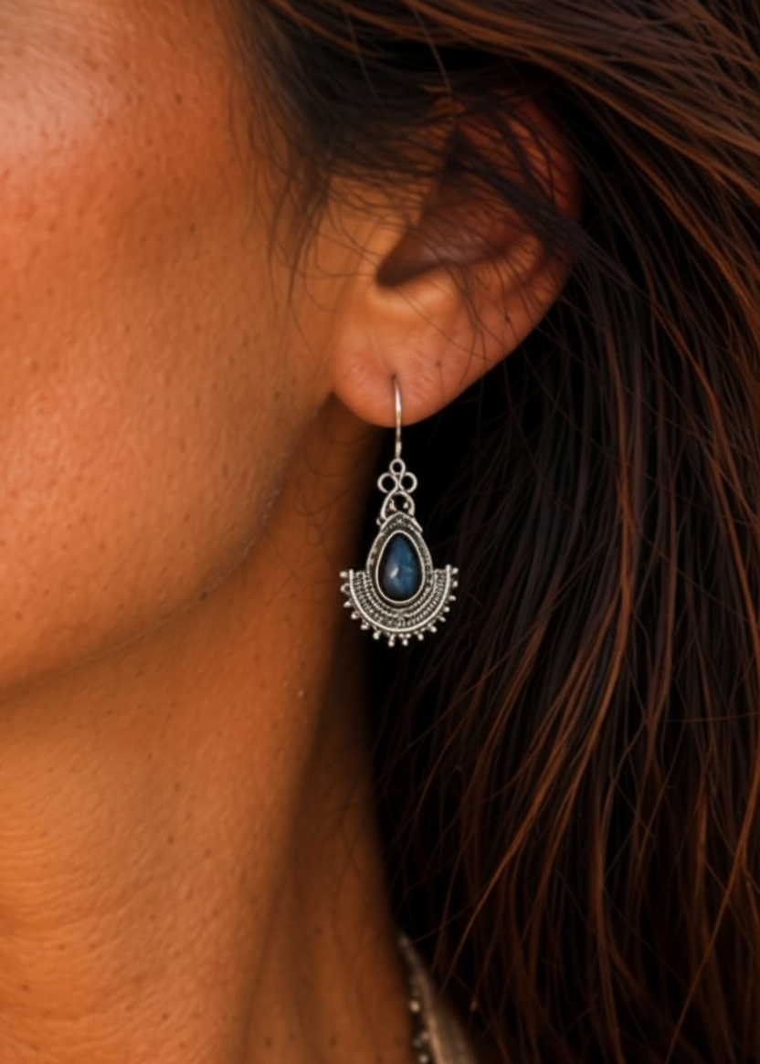 Orecchini Amazone in Argento con Pietra Naturale a Goccia - Design Tribale Artigianale