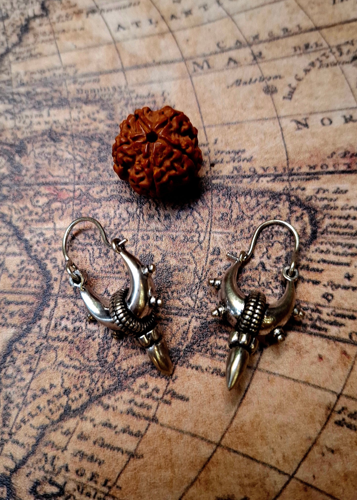 Orecchini “Moon Warrior” – Cerchi bombati con punta tribale