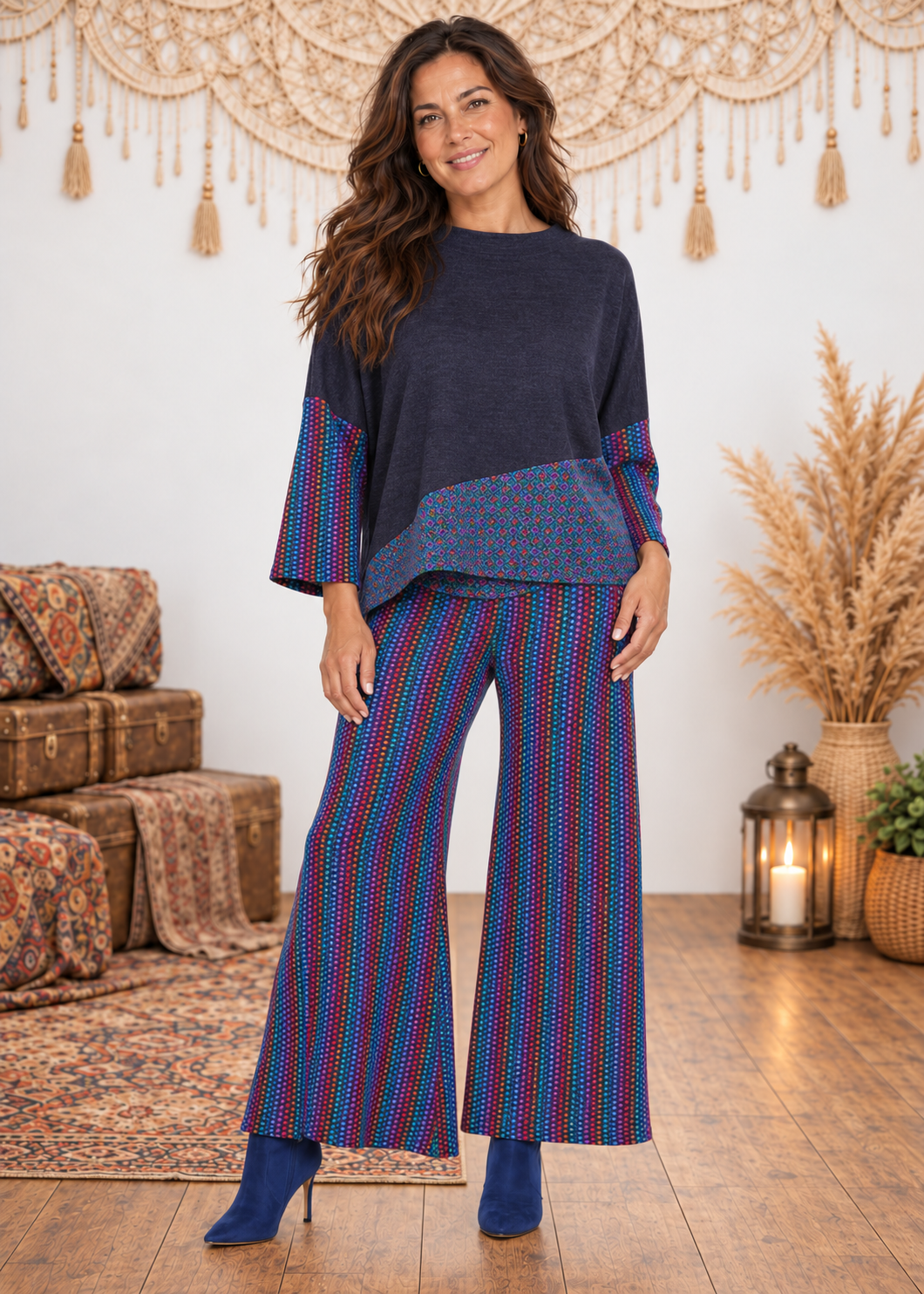 Pantaloni palazzo curvy a righe Vienna - Happy Baba — indossati da Gea, set outlet inverno con parete chiara e macramè