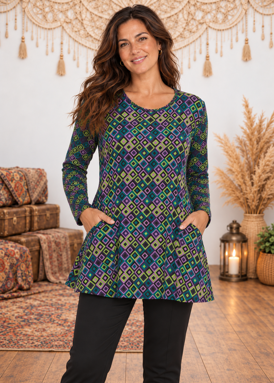 Maglia curvy Helsinky Square con tasche - Happy Baba - variante Blu indossata da Gea su sfondo outlet inverno