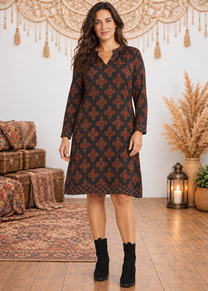 Vestito curvy City Canvas in viscosa - Happy Baba - variante Nero - indossato su sfondo outlet inverno
