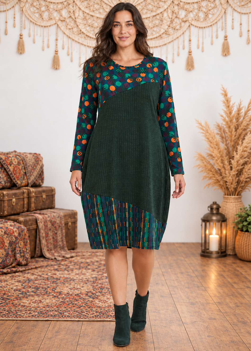Vestito curvy Mural Visions con inserti - Happy Baba - variante Verde - indossato su sfondo outlet inverno