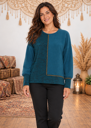 Maglia curvy Graffiti Dreams con cuciture a contrasto - Happy Baba - copertina indossata da Gea su sfondo outlet inverno