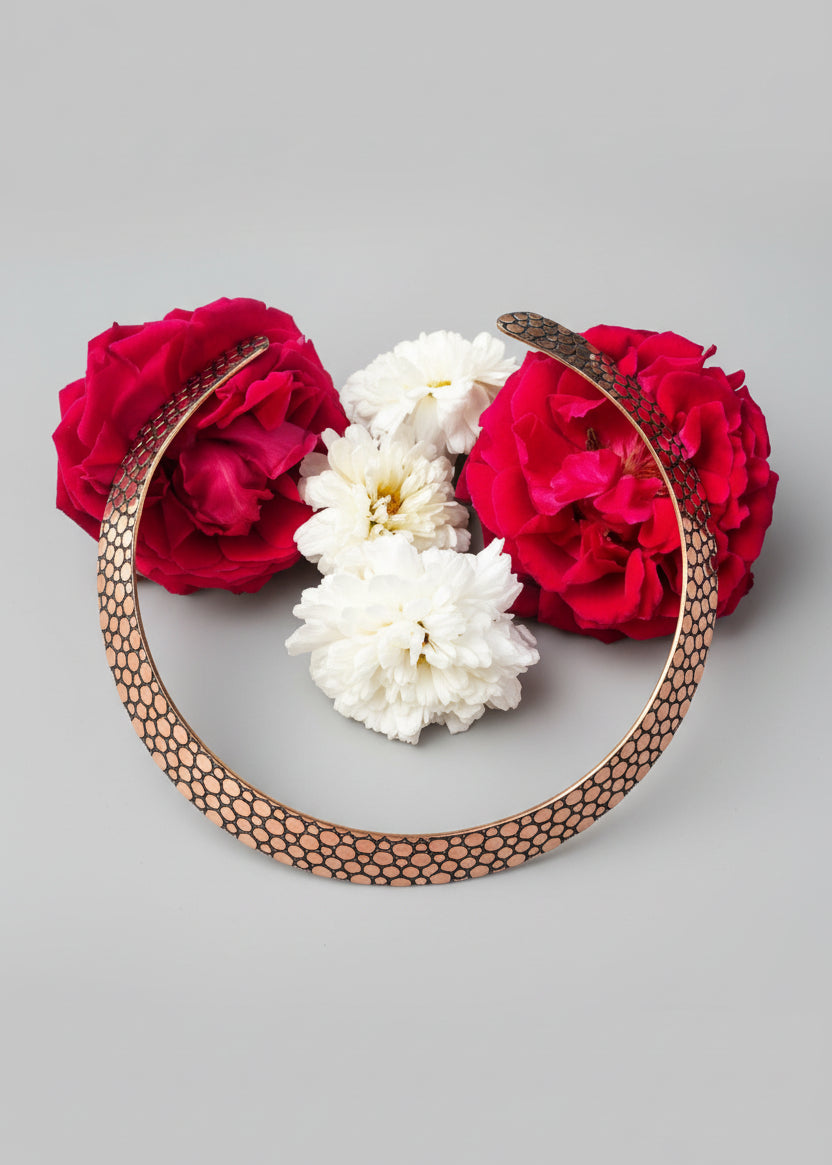 Cuello redondo con incrustaciones