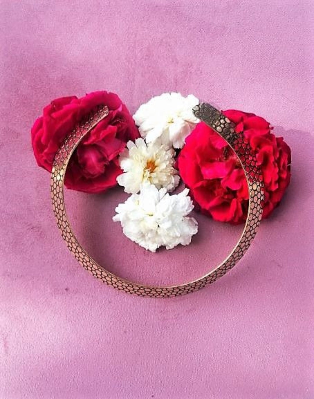 Cuello redondo con incrustaciones