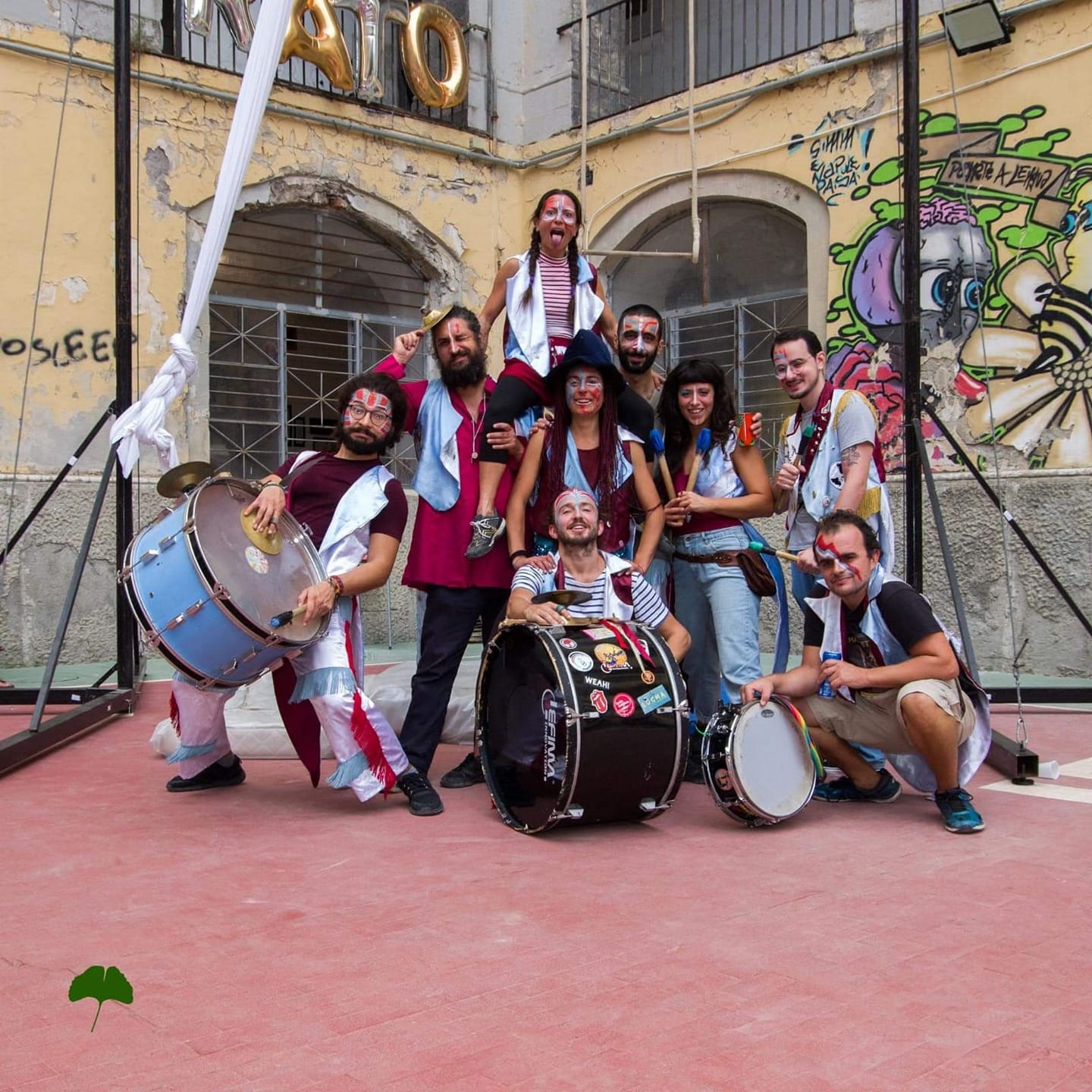 Los Espositos, banda di murga napoletana, durante il Carnevale Sociale di Napoli