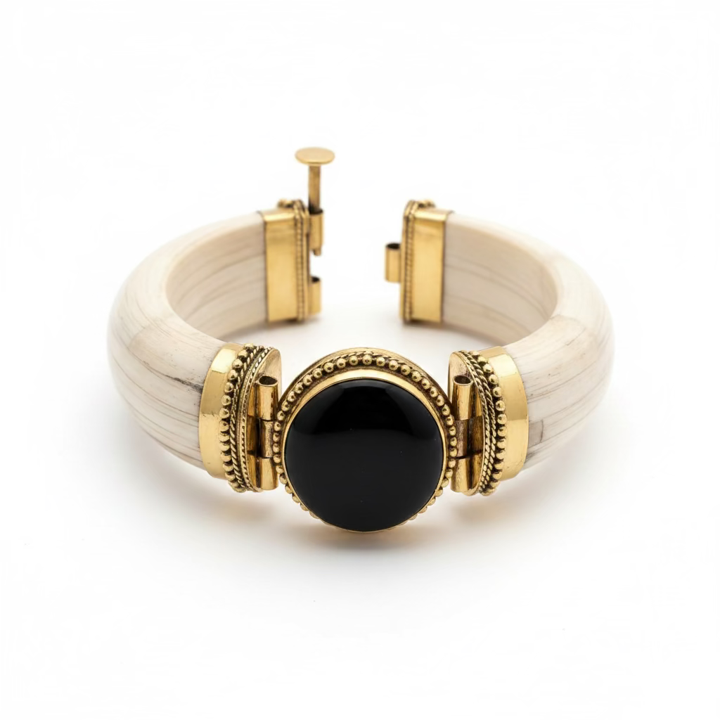 Bracciale rigido in osso bianco con grande pietra rotonda di onice nero e decorazioni in ottone