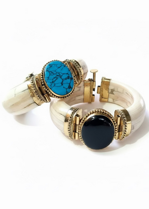 Due bracciali rigidi in osso bianco con grandi pietre di onice nero e turchese e dettagli in otton