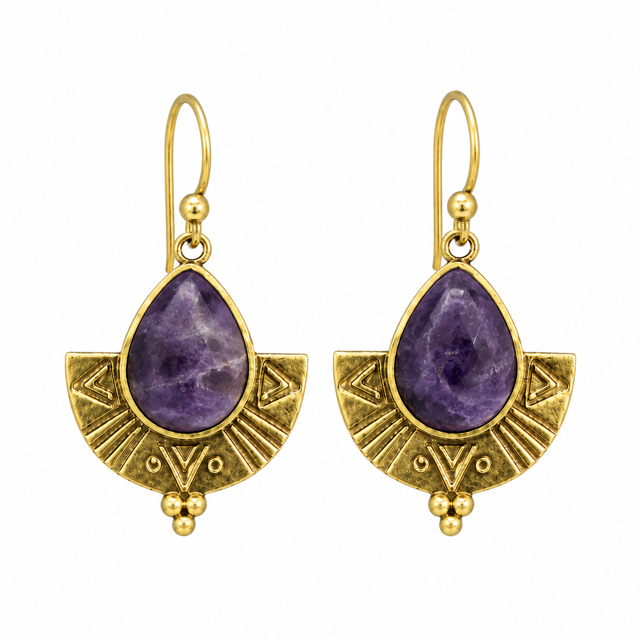 Coppia di orecchini pendenti Andamane in ottone decorato con ametiste viola a goccia.