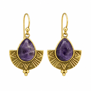 Coppia di orecchini pendenti Andamane in ottone decorato con ametiste viola a goccia.