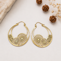 Orecchini a cerchio in ottone con decorazioni traforate ispirate a ingranaggi steampunk