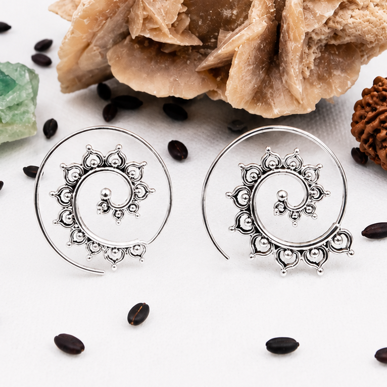 Orecchini a spirale argentati con decorazione mandala floreale traforata