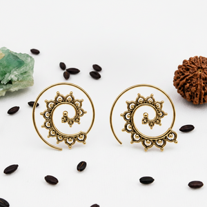 Orecchini a spirale in ottone con decorazione mandala floreale traforata