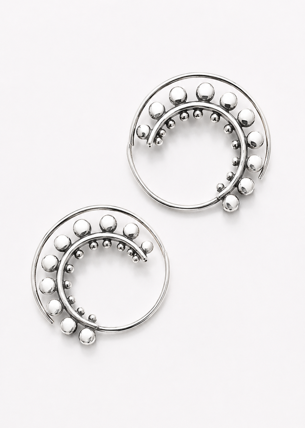 Orecchini a spirale argentati con sfere decorative di diverse dimensioni