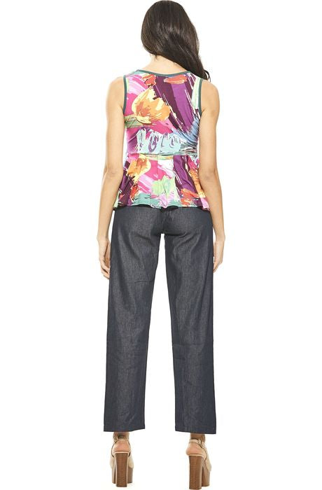 Vista posteriore di un top smanicato multicolore con balza in vita, indossato con pantaloni grigi