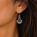 Orecchini Amazone in argento con labradorite, indossati