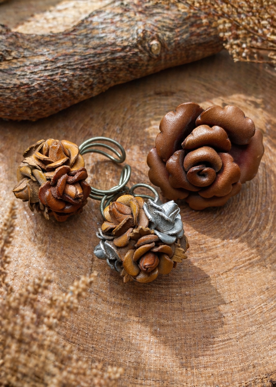 Anello Regolabile con Fiore in Pelle – Omaggio Boho