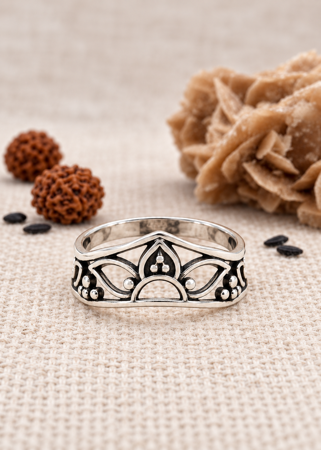 Anello Sacred Petals in argento 925 con traforo floreale su juta chiara