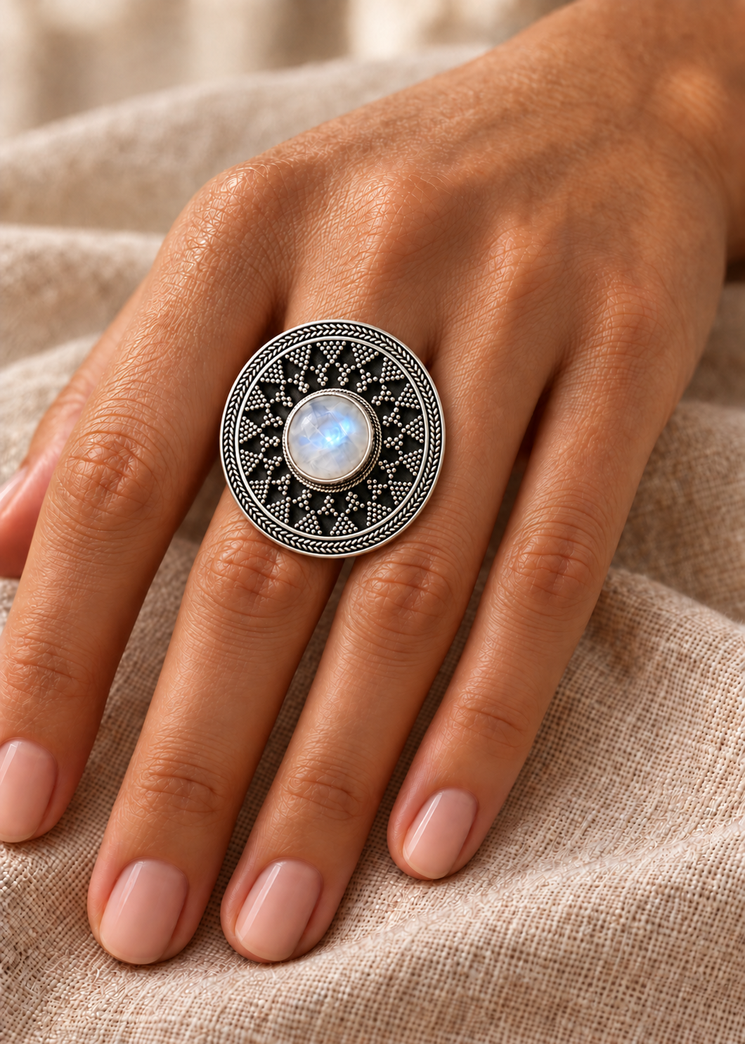Moon Power - Anello Argento con Pietra di Luna e Intarsi Tribali