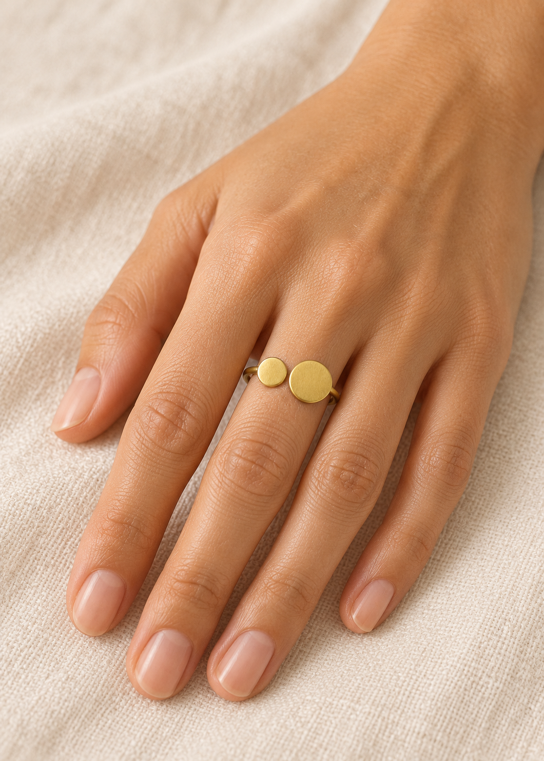 Big and Small – Anello in ottone con due dischi indossato al dito medio