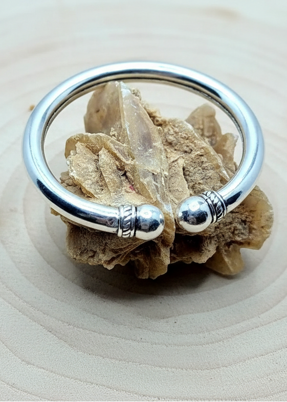 Bracciale con foglia e legno schiarito