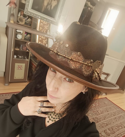 "La Memoria del Fuoco" - Cappello fedora bruciato decorato a mano