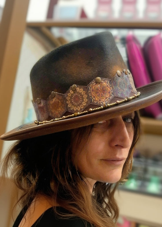 "La Memoria del Fuoco" - Cappello fedora bruciato decorato a mano - Gipsy Fashion Wear 