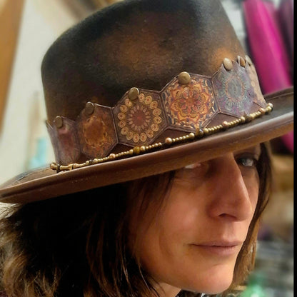 "La Memoria del Fuoco" - Cappello fedora bruciato decorato a mano