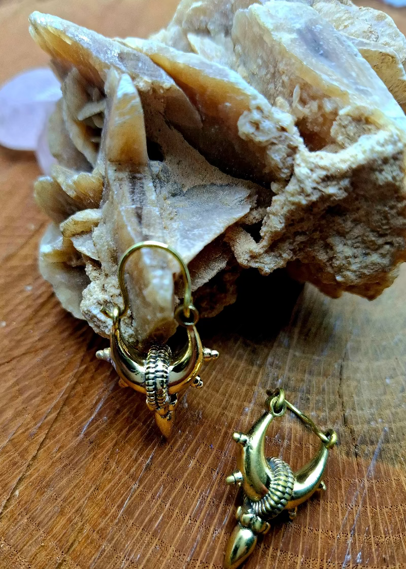 Orecchini “Moon Warrior” – Cerchi bombati con punta tribale