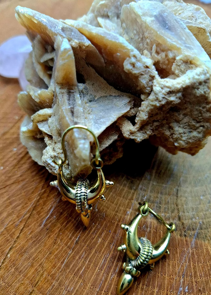 Orecchini “Moon Warrior” – Cerchi bombati con punta tribale