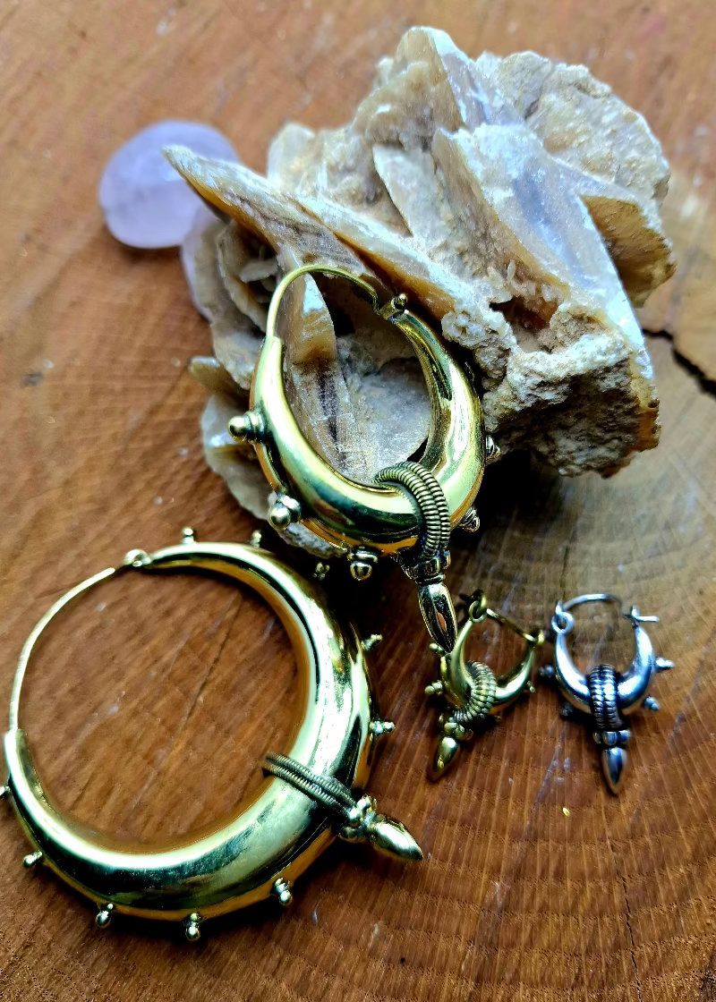 Orecchini “Moon Warrior” – Cerchi bombati con punta tribale