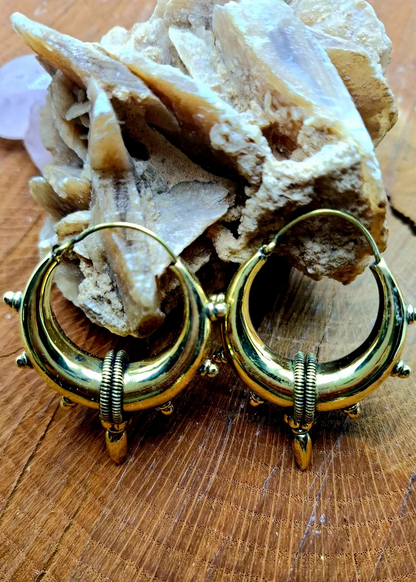 Orecchini “Moon Warrior” – Cerchi bombati con punta tribale