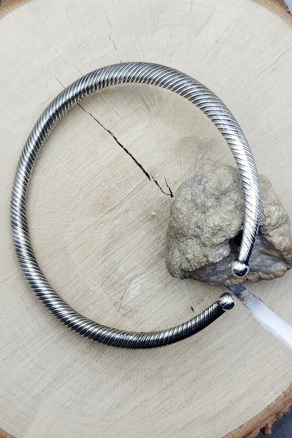 Collare argento con legno chiaro