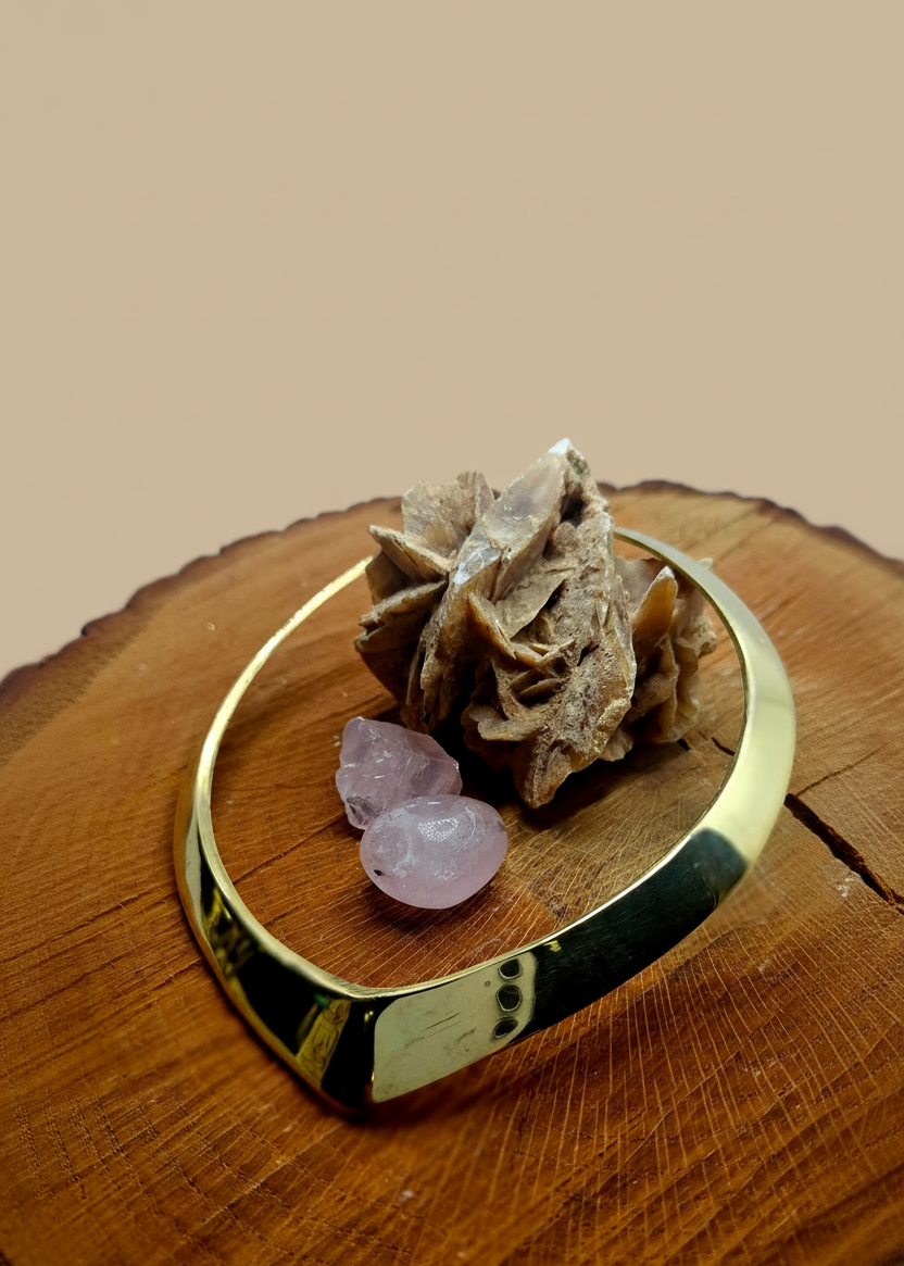 Collare tribale - Immagine 3 sfondo marrone