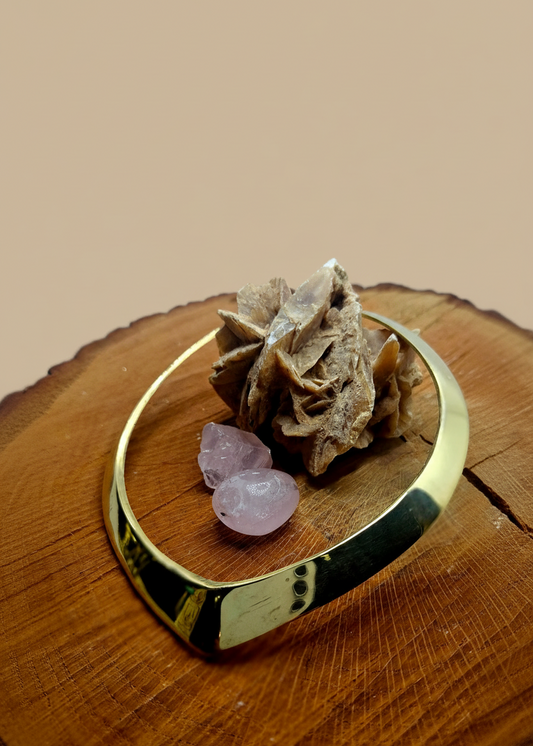 Collare tribale - Immagine 3 sfondo marrone